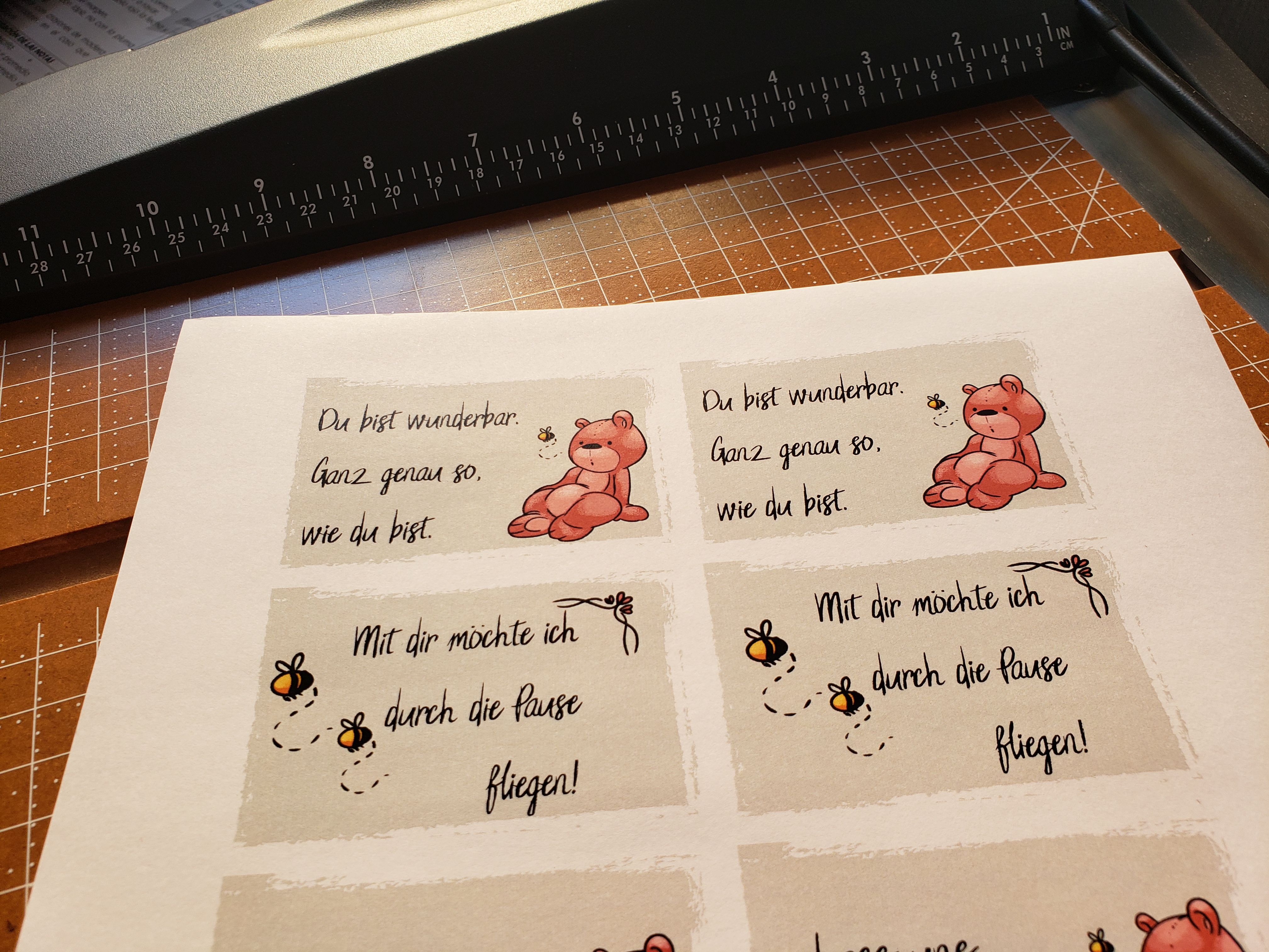 Lehrer sein ist anstrengend. Und da ist es schön, wenn man seinen Schülern oder Kollegen eine kleine Freude machen kann. Kleine Etiketten mit freundschaftlichen Sprüchen für die Schule.