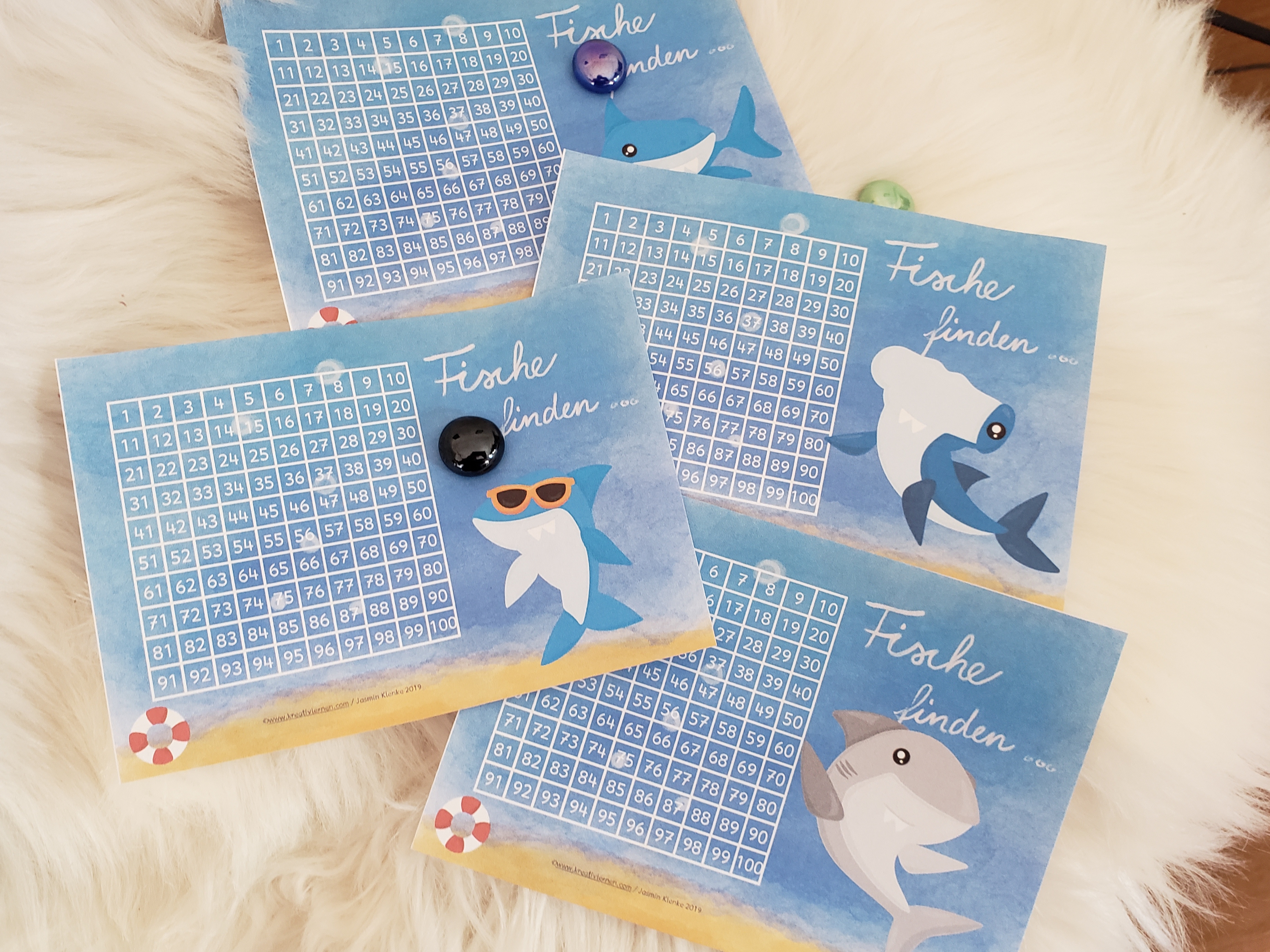 on finden, ihre Nachbarn ausfindig machen und in Zehnerschritten nach oben oder unten im Hunderterfeld wandern. Das können deine Schüler mit diesem Spiel ganz einfach lernen.