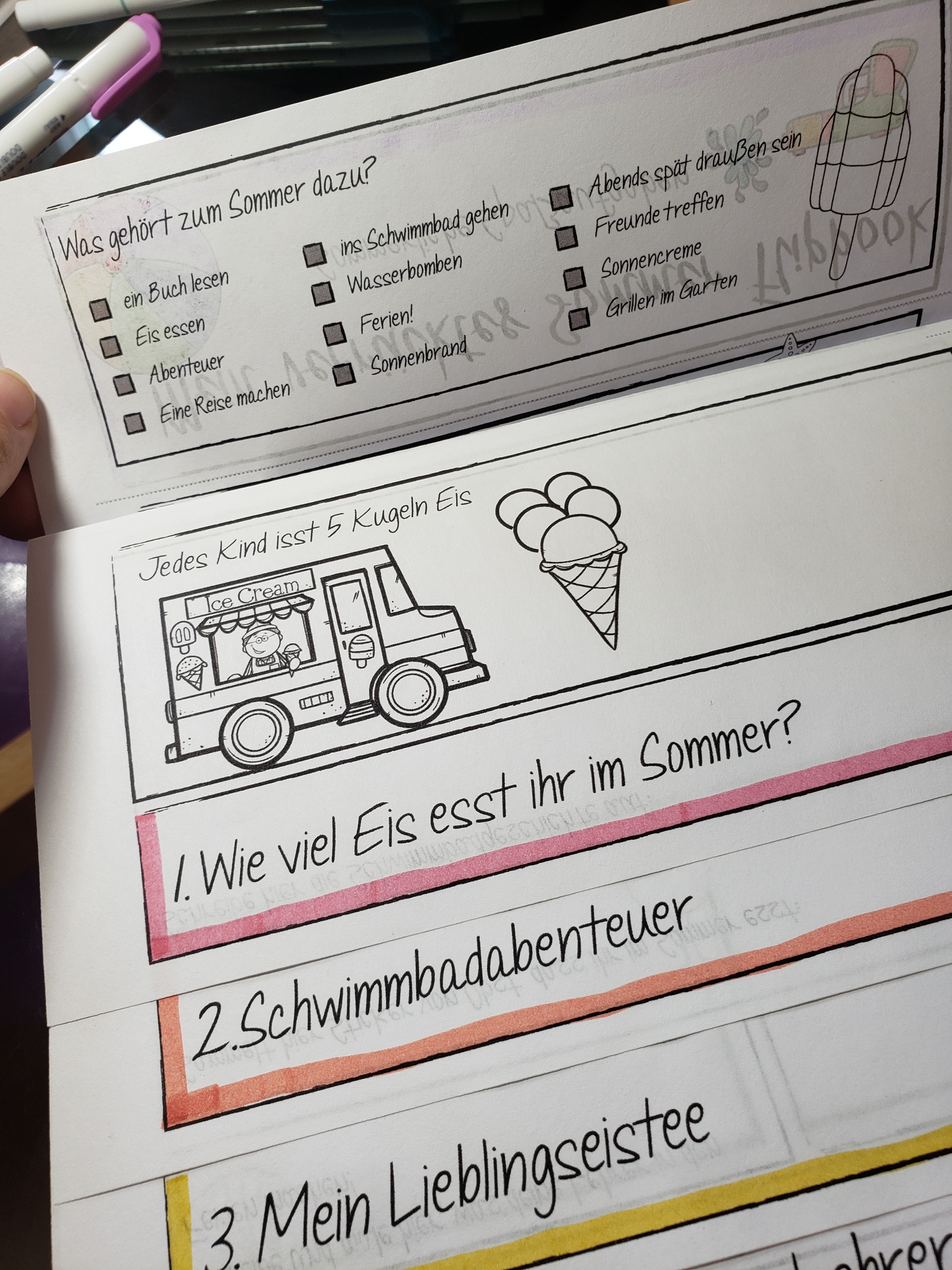Suchst du ein spannendes und lustiges Material für deine Klasse, um die letzten Tage vor den Sommerferien etwas zu versüßen? Dann könnte dieses Flipbook genau das Richtige für dich sein. Eistee herstellen, Interviews mit Lehrern führen lustige Aufgaben lösen und spannende Geschichten erfinden, alles in einem Faltheft!