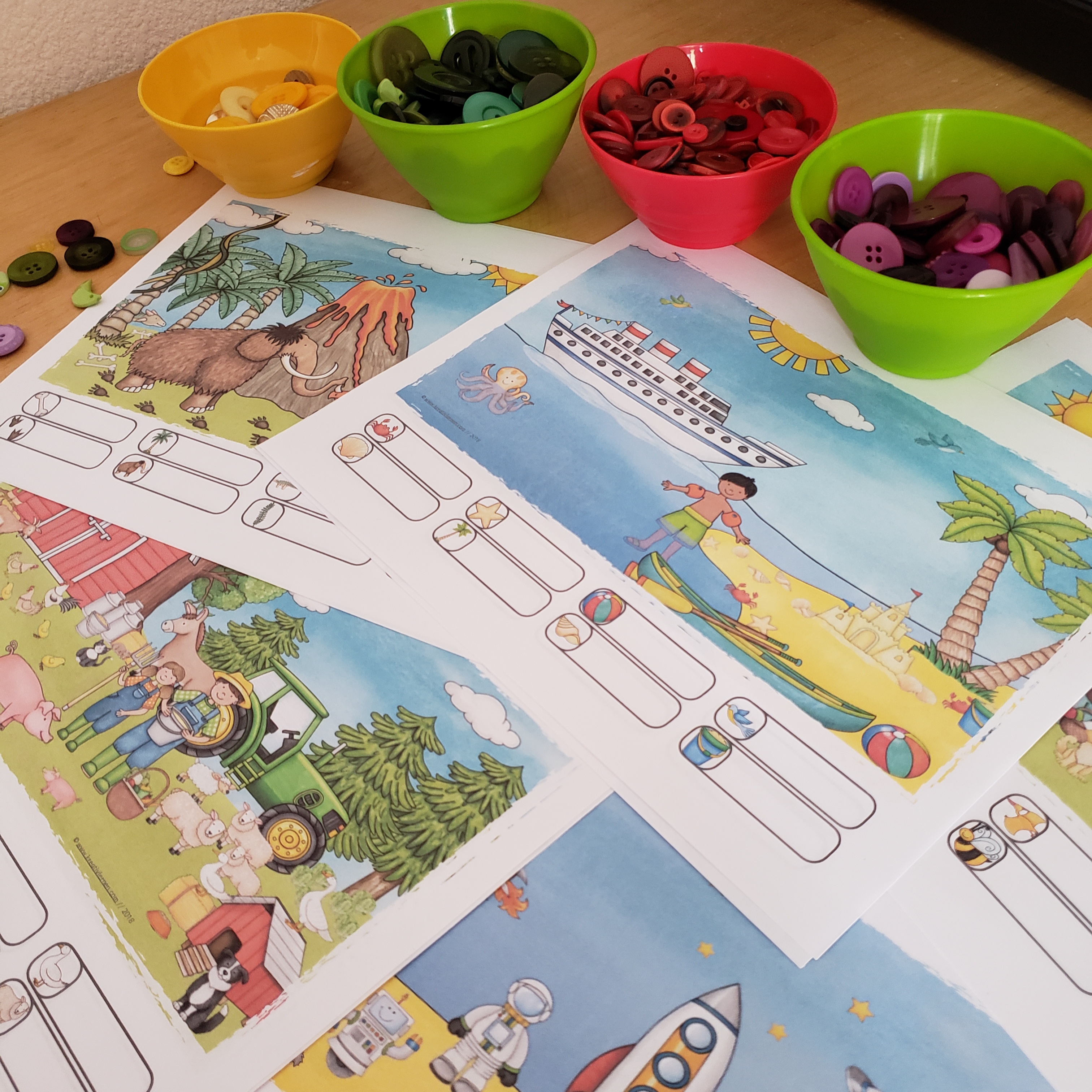 Zählen und Strichlisten erstellen mit den bunten Wimmelbildern. Jeweils zwei Versionen laden ein Unterschiede zu suchen, su erklären, was sich verändert hat.