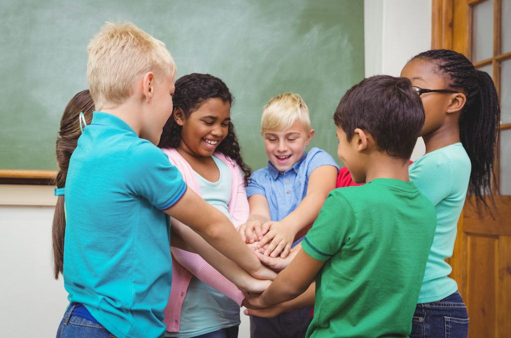 Grundschulen sind bunt. Freundschaft ist ein wichtiges Thema für den Ethikunterricht.