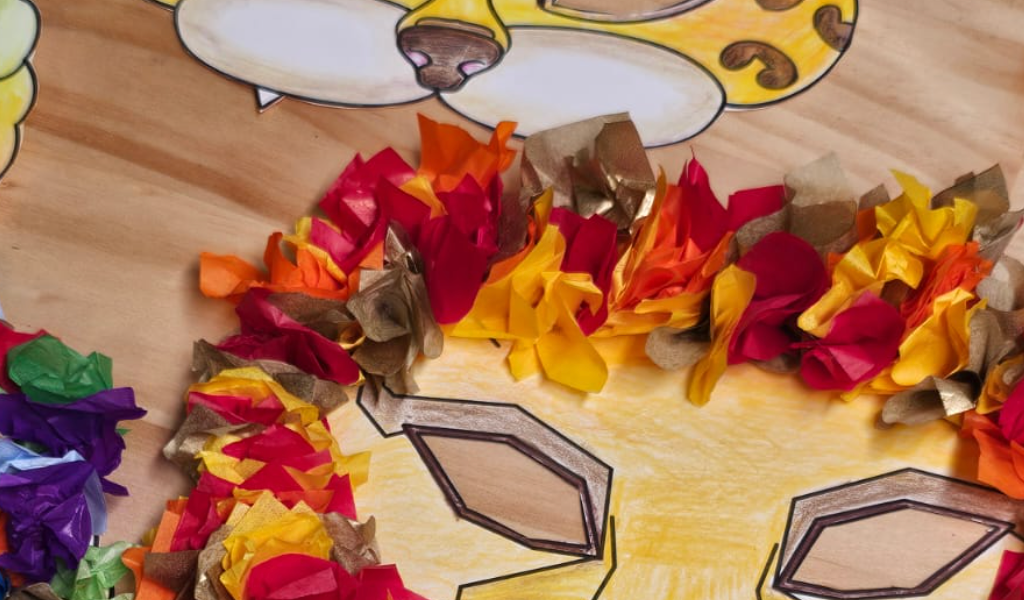 Farbenfrohe Masken mit Tieren und fantastischen Figuren zum Basteln mit Kindern in der Grundschule.