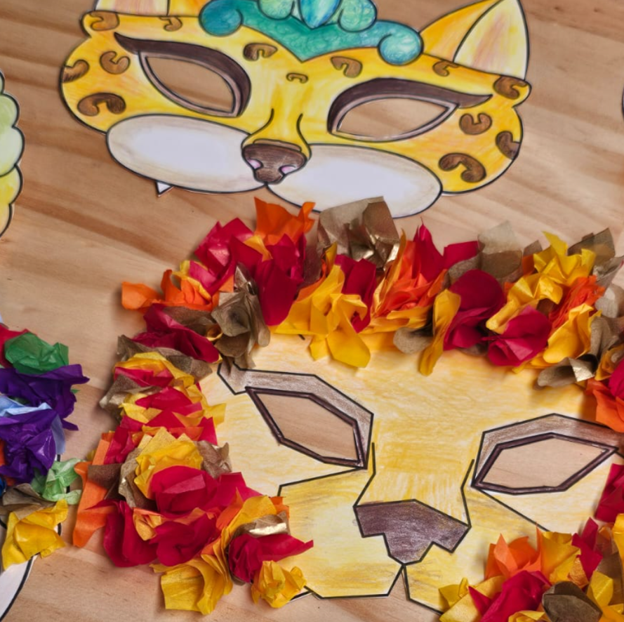 Farbenfrohe Masken mit Tieren und fantastischen Figuren zum Basteln mit Kindern in der Grundschule.