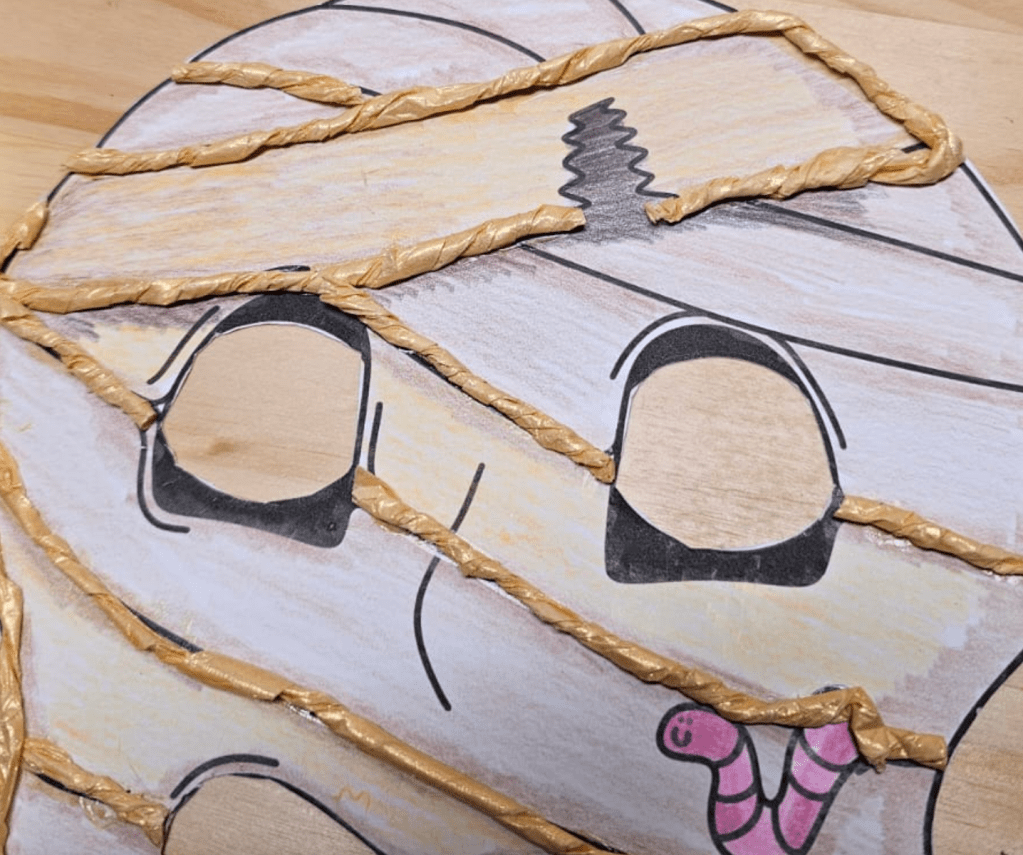 Eine gruselige Maske Basteln. Einfache Bastelvorlagen für coole Masken zu Fasching, Karneval oder Halloween. Einfach drucken, ausmalen und dekorieren.