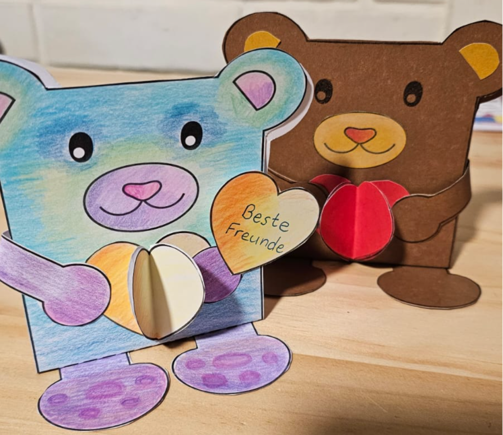 Kleine Geschenke für Freunde und Klassenkameraden basteln zum Valentinstag. Faltschachteln für eine kleine Schokolade einfach und liebevoll und vor allem schnell zu basteln.