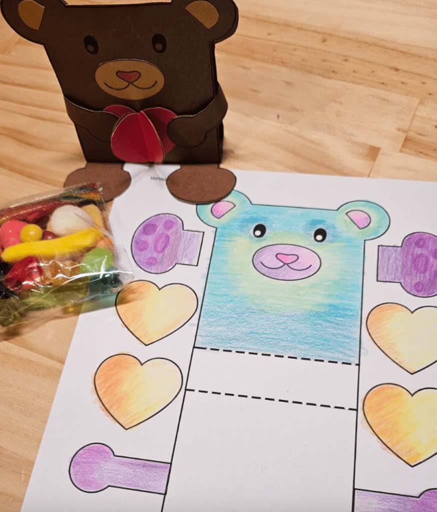 Bastelidee zum Valentinstag oder zum Muttertag für ein kleines Geschenk aus Süßigkeiten oder Schokolade. Bärentasche Basteln für zu Hause oder in der Schule.