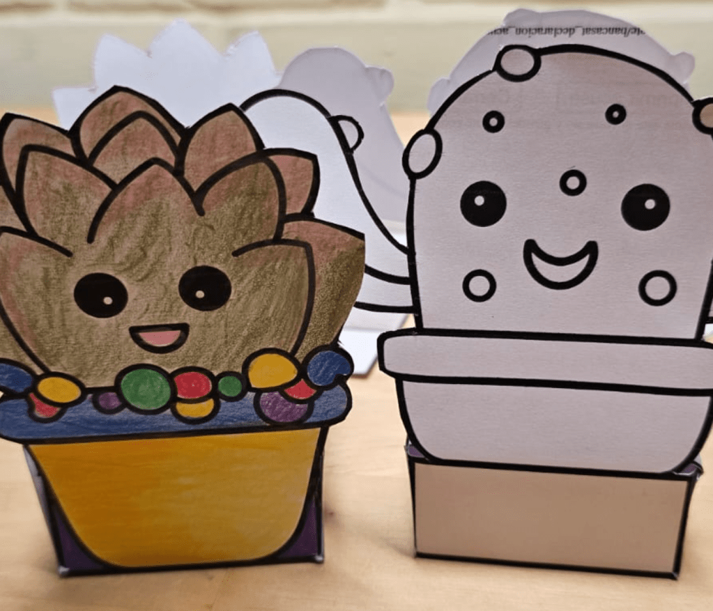 Eine kleine Geschenkidee zum Muttertag für eine Schokolade, Praline oder eine kleine Pflanze. Einfach ausdrucken, ausmalen, falten und bepflanzen.